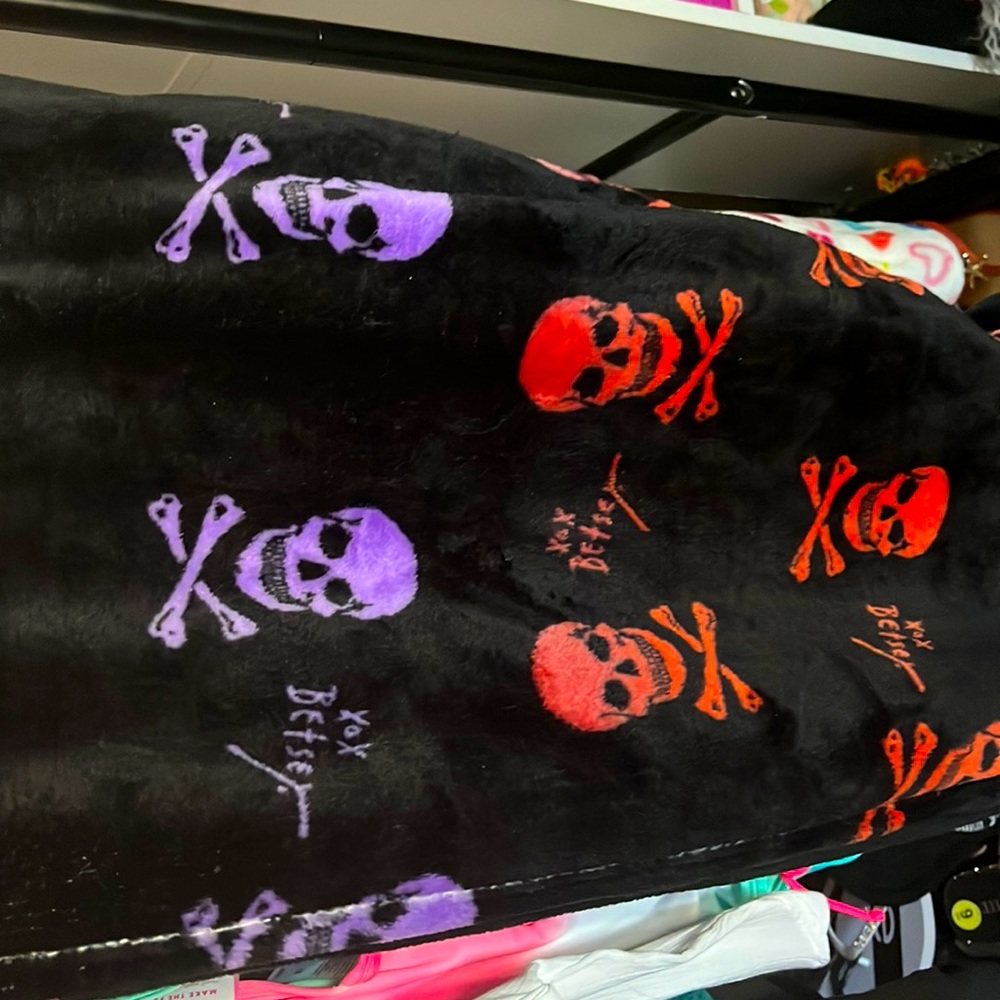 💀💀💀Betsy Johnson 💀💀💀 blanket 50 x 60